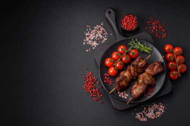 Lezzetli ızgara tavuk, hindi ya da domuz şişi, tuzlu, baharatlı ve otlu, koyu beton bir arka planda.