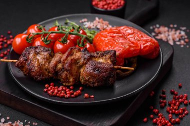 Lezzetli ızgara tavuk, hindi ya da domuz şişi, tuzlu, baharatlı ve otlu, koyu beton bir arka planda.