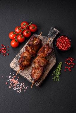 Lezzetli ızgara tavuk, hindi ya da domuz şişi, tuzlu, baharatlı ve otlu, koyu beton bir arka planda.