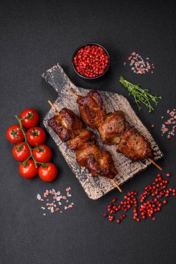 Lezzetli ızgara tavuk, hindi ya da domuz şişi, tuzlu, baharatlı ve otlu, koyu beton bir arka planda.