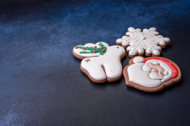 Güzel Noel zencefilli ekmeği. Koyu beton arka planda süsleme elementleriyle elle yapılmış.