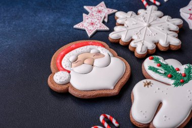 Güzel Noel zencefilli ekmeği. Koyu beton arka planda süsleme elementleriyle elle yapılmış.