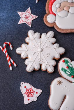 Güzel Noel zencefilli ekmeği. Koyu beton arka planda süsleme elementleriyle elle yapılmış.