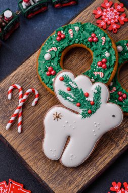 Güzel Noel zencefilli ekmeği. Koyu beton arka planda süsleme elementleriyle elle yapılmış.