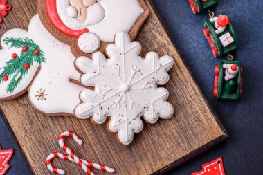 Güzel Noel zencefilli ekmeği. Koyu beton arka planda süsleme elementleriyle elle yapılmış.