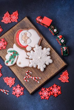 Güzel Noel zencefilli ekmeği. Koyu beton arka planda süsleme elementleriyle elle yapılmış.