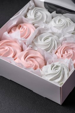 Koyu beton bir arka planda çok renkli tatlı marşmelov. Yemek masası için sağlıklı tatlılar.