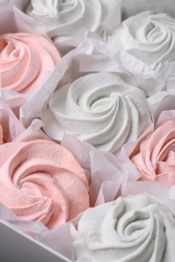 Koyu beton bir arka planda çok renkli tatlı marşmelov. Yemek masası için sağlıklı tatlılar.