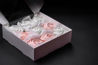 Koyu beton bir arka planda çok renkli tatlı marşmelov. Yemek masası için sağlıklı tatlılar.