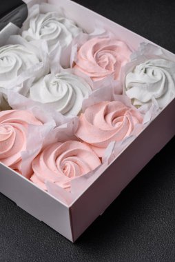 Koyu beton bir arka planda çok renkli tatlı marşmelov. Yemek masası için sağlıklı tatlılar.