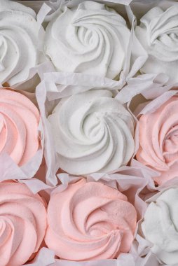 Koyu beton bir arka planda çok renkli tatlı marşmelov. Yemek masası için sağlıklı tatlılar.