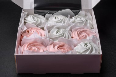 Koyu beton bir arka planda çok renkli tatlı marşmelov. Yemek masası için sağlıklı tatlılar.