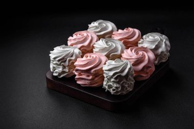 Koyu beton bir arka planda çok renkli tatlı marşmelov. Yemek masası için sağlıklı tatlılar.