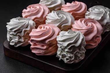 Koyu beton bir arka planda çok renkli tatlı marşmelov. Yemek masası için sağlıklı tatlılar.