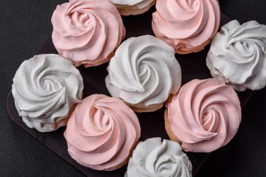 Koyu beton bir arka planda çok renkli tatlı marşmelov. Yemek masası için sağlıklı tatlılar.