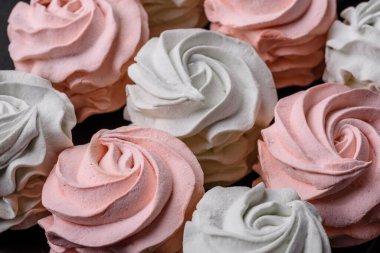 Koyu beton bir arka planda çok renkli tatlı marşmelov. Yemek masası için sağlıklı tatlılar.