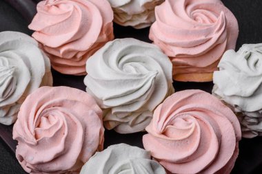 Koyu beton bir arka planda çok renkli tatlı marşmelov. Yemek masası için sağlıklı tatlılar.