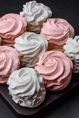 Koyu beton bir arka planda çok renkli tatlı marşmelov. Yemek masası için sağlıklı tatlılar.