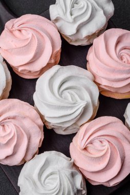 Koyu beton bir arka planda çok renkli tatlı marşmelov. Yemek masası için sağlıklı tatlılar.