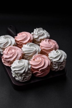 Koyu beton bir arka planda çok renkli tatlı marşmelov. Yemek masası için sağlıklı tatlılar.