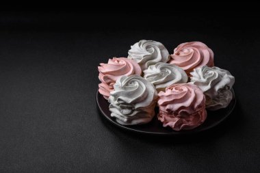 Koyu beton bir arka planda çok renkli tatlı marşmelov. Yemek masası için sağlıklı tatlılar.