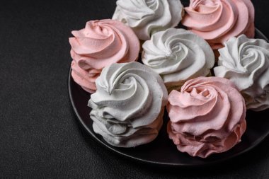 Koyu beton bir arka planda çok renkli tatlı marşmelov. Yemek masası için sağlıklı tatlılar.