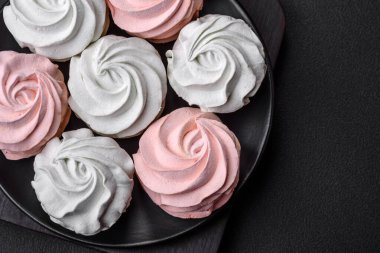 Koyu beton bir arka planda çok renkli tatlı marşmelov. Yemek masası için sağlıklı tatlılar.