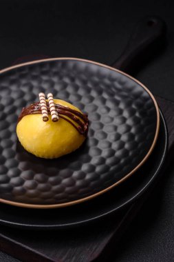 Lezzetli renkli mochi tatlılar ya da pirinç hamurlu dondurma ve koyu beton kaplama malzemeler.