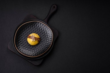 Lezzetli renkli mochi tatlılar ya da pirinç hamurlu dondurma ve koyu beton kaplama malzemeler.