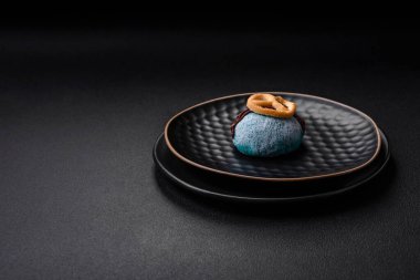 Lezzetli renkli mochi tatlılar ya da pirinç hamurlu dondurma ve koyu beton kaplama malzemeler.