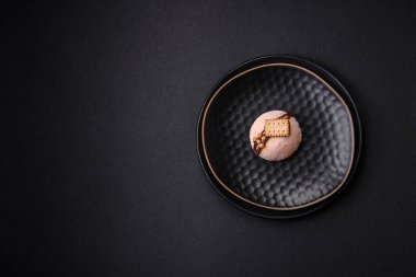 Lezzetli renkli mochi tatlılar ya da pirinç hamurlu dondurma ve koyu beton kaplama malzemeler.