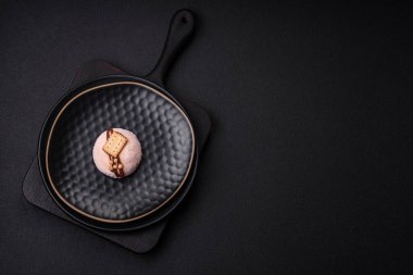 Lezzetli renkli mochi tatlılar ya da pirinç hamurlu dondurma ve koyu beton kaplama malzemeler.