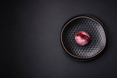 Lezzetli renkli mochi tatlılar ya da pirinç hamurlu dondurma ve koyu beton kaplama malzemeler.