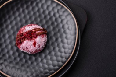 Lezzetli renkli mochi tatlılar ya da pirinç hamurlu dondurma ve koyu beton kaplama malzemeler.