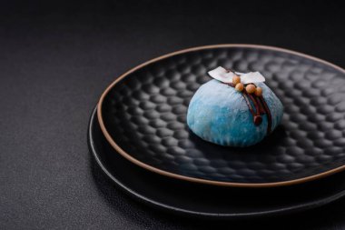 Lezzetli renkli mochi tatlılar ya da pirinç hamurlu dondurma ve koyu beton kaplama malzemeler.