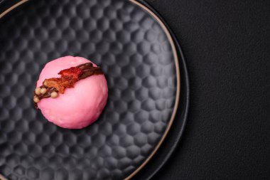 Lezzetli renkli mochi tatlılar ya da pirinç hamurlu dondurma ve koyu beton kaplama malzemeler.