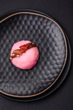 Lezzetli renkli mochi tatlılar ya da pirinç hamurlu dondurma ve koyu beton kaplama malzemeler.