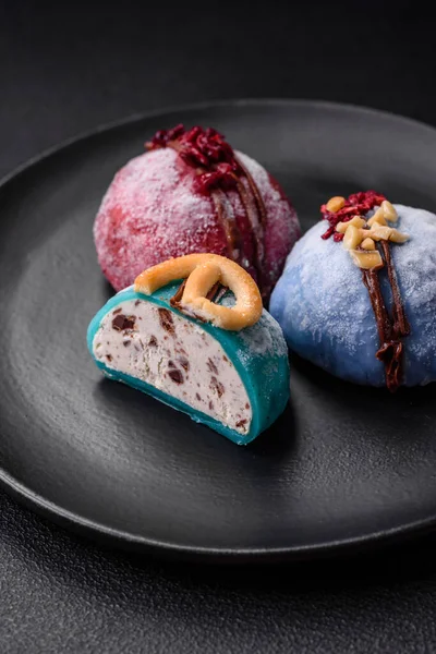 Lezzetli renkli mochi tatlılar ya da pirinç hamurlu dondurma ve koyu beton kaplama malzemeler.