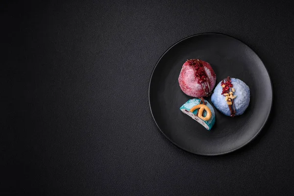 어두운 콘크리트 배경에 반죽과 토핑과 맛있는 달콤한 다채로운 디저트 아이스크림 — 스톡 사진