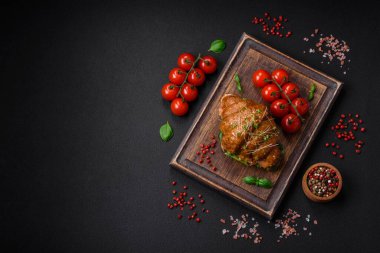 Somon, marul, peynir ve domatesli lezzetli çıtır kruvasan.