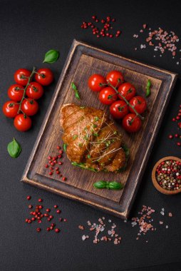 Somon, marul, peynir ve domatesli lezzetli çıtır kruvasan.