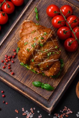 Somon, marul, peynir ve domatesli lezzetli çıtır kruvasan.