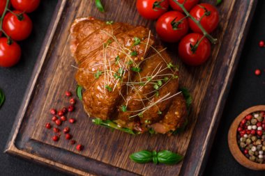 Somon, marul, peynir ve domatesli lezzetli çıtır kruvasan.