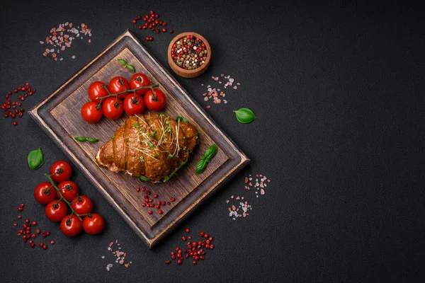 Delicioso Croissant Crujiente Con Salmón Lechuga Queso Tomates Sobre Fondo —  Fotos de Stock