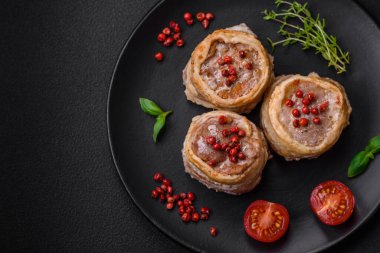 Lezzetli fırınlanmış et rulosu tuzlu, baharatlı ve çimento kaplı arka planda.