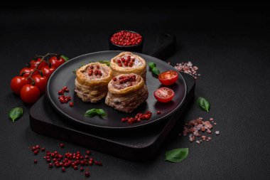 Lezzetli fırınlanmış et rulosu tuzlu, baharatlı ve çimento kaplı arka planda.