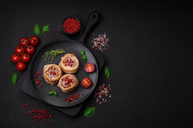 Lezzetli fırınlanmış et rulosu tuzlu, baharatlı ve çimento kaplı arka planda.