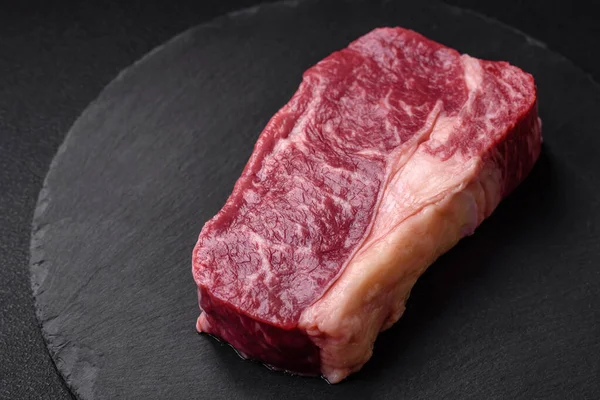 Čerstvé Syrové Hovězí Striploin Steak Solí Kořením Bylinkami Tmavém Betonovém — Stock fotografie