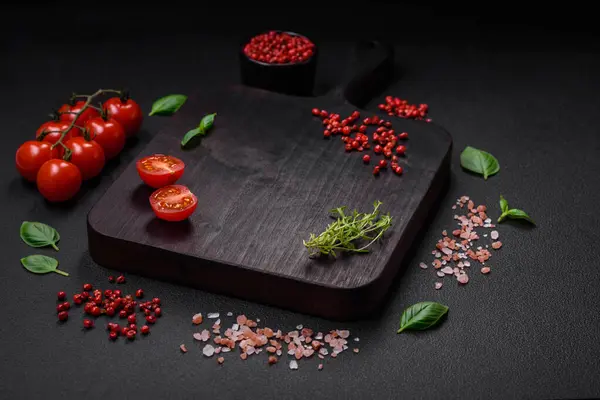 Ingredientes Para Cozinhar Tomates Cereja Sal Especiarias Ervas Fundo Concreto — Fotografia de Stock