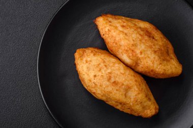 Lezzetli fırınlanmış patates pirzolası. İçi tavuk, sebze, baharat ve tuz dolu.